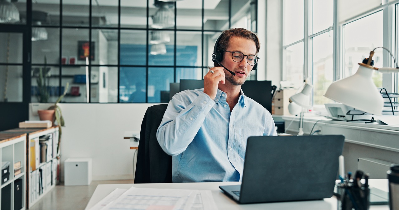 Customer Service Specialist with Dutch